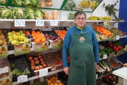 Juan Carlos Maseda, dueño de la frutería Alimentación Maseda, en el número 5.