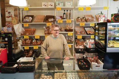 Begoña Martín, dueña de la panadería Melos, en el número 5.