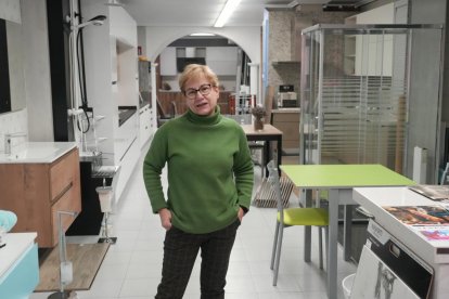 Deo Revuelta, dueña de la tienda de muebles de cocina y baño Cerámicas Venus, en el número 5.