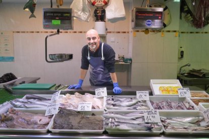 Marco Antonio Santamaría, dueño de la pescadería Marco, en el número 1.