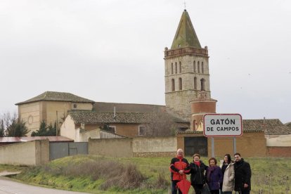 Jesús, Conce, Teresa, Alicia y Jorge, en la entrada de Gatón de Campos, con la iglesia al fondo.