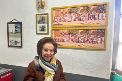 Teresa en el teleclub de Gatón de Campos, ante dos fotos de gente del pueblo en fiestas.