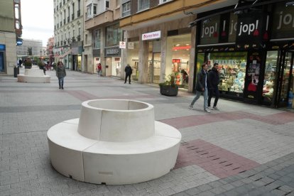 Nuevo mobiliario urbano en la calle Mantería.
