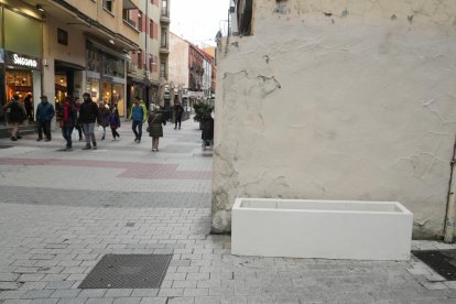 Nuevo mobiliario urbano en la calle Mantería.