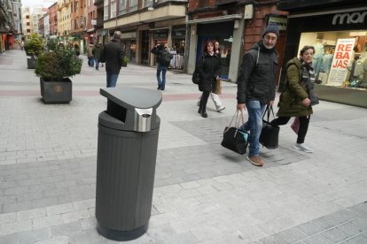 Nuevo mobiliario urbano en la calle Mantería.