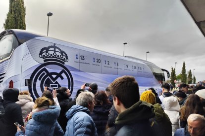 Aficionados, ante el autobús del Real Madrid.