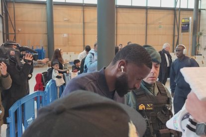 Rudiger firma un autógrafo a un aficionado en el aeropuerto de Villanubla.