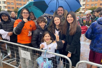 Aficionados del Real Valladolid esperan la llegada del autobús del Real Madrid.
