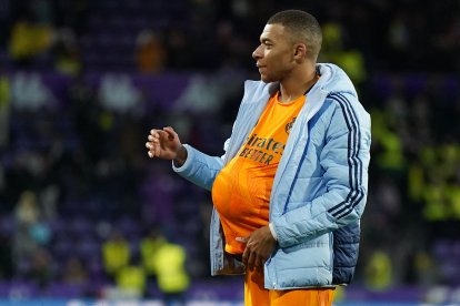 Mbappé esconde el balón debajo de la camiseta tras su primer hat trick en España.