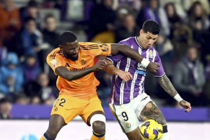Marcos André pugna un balón con Rudiger.