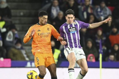 Bellingham y Mario Martín en un lance del partido.