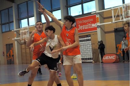 Imagen del duelo de octavos de final entre Jesuitinas y Jesús y María.