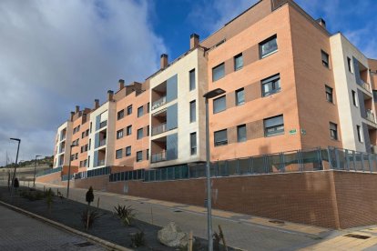 Edificio de la Sareb en Arroyo, cuyos vecinos denunciaron al líder de DesokupaCyL por okupa.