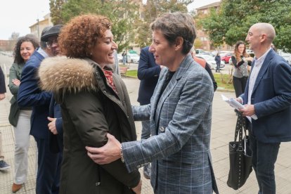 Elisa Aguilar saluda a Mayte Martínez a su legada a la FBCYL.