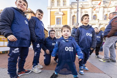 Cinco niños del bando azul