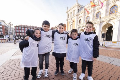 Cinco niños del bando blanco