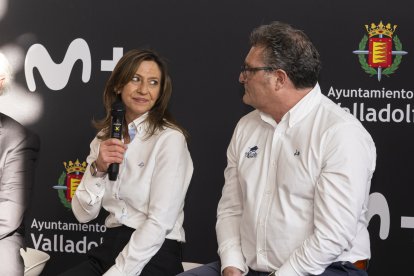 La vicepresidenta de El Salvador, María Morán, y el presidente del VRAC, Jorge Calleja 'Hollis'