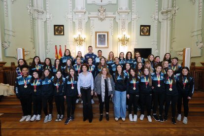 Infantiles, cadetes y el primer equipo del Caja Rural Aula, tras ser recibidos en el Ayuntamiento.