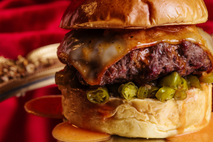 Imagen de la hamburguesa participante El Capricho de Berty´s, de Berty´s Burger Valladolid, en la Plaza Mayor.