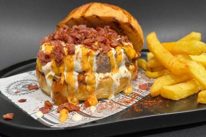 Imagen de la hamburguesa participante La Madurita, de Vayco, en la calle Cadenas de San Gregorio.