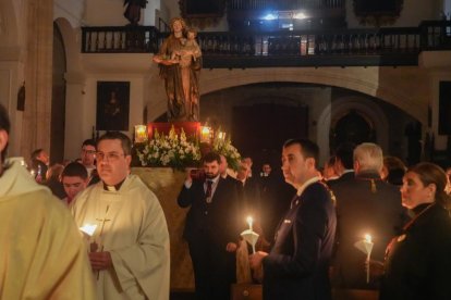 Iglesia de Santiago. Procesión de Las Candelas con la imagen de Nuestra Señora de La Salve.