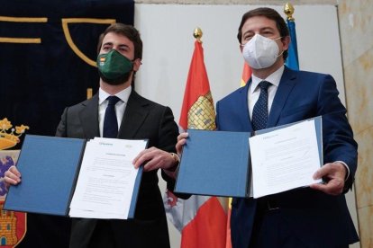 García-Gallardo con Alfonso Fernández Mañueco en la firma del pacto de gobierno de la Junta en marzo de 2022