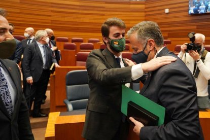 García-Gallardo felicita a Pollán tras ser elegido presidente de las Cortes en el pleno de Constitución de la legislatura el 10 de marzo de 2022.