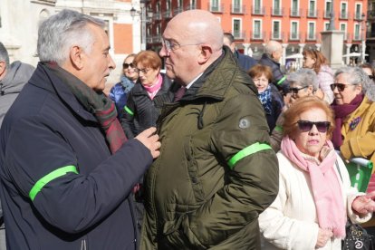 Jesús Julio Carnero con Artemio Domínguez, presidente de la asociación AECC de Valladolid.
