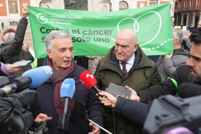Jesús Julio Carnero con Artemio Domínguez, presidente de la asociación AECC de Valladolid.