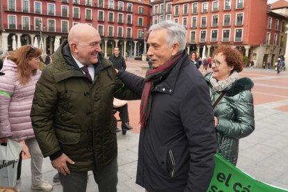 Jesús Julio Carnero, Alcalde de Valladolid, con Artemio Domínguez, presidente de la AECC de Valladolid.