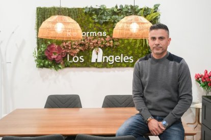 Miguel Jiménez, dueño de la tienda de reformas Reformas Los Ángeles, en el número 11 de la calle Nicolás Salmerón