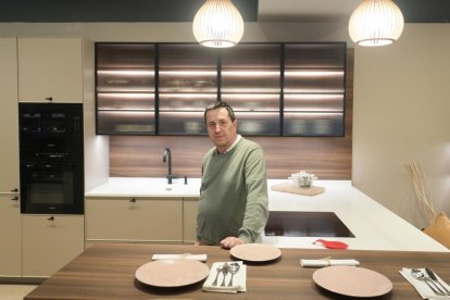 Pedro Rodríguez, dueño del estudio de cocinas Rodríguez Palomares, en el número 9 de la calle Nicolás Salmerón