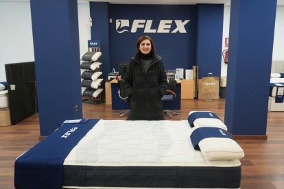 Deborah Russily, trabajadora de la tienda oficial de colchones Flex, en el número 10 de la calle Nicolás Salmerón