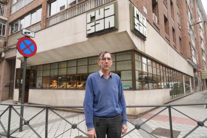 Félix Vallejo Ruano, dueño de la joyería y regalos desde 1979 RUASAN en la calle Nicolás Salmerón