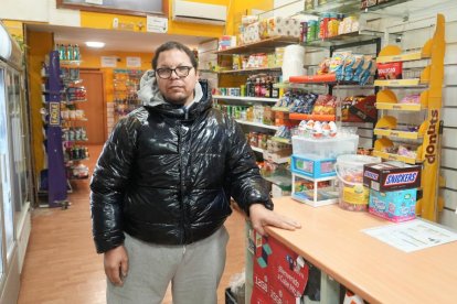 Edison Mueses, dueño del minimarket Alimentación y Locutorio Santos, en el número 40 de la calle Nicolás Salmerón