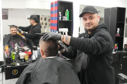 Andrés Villa, encargado de la barbería D´Robert, en el número 23 de la calle Nicolás Salmerón