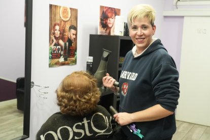 Lara Monjil, dueña de la peluquería New Art en el número 33 en la calle Nicolás Salmerón