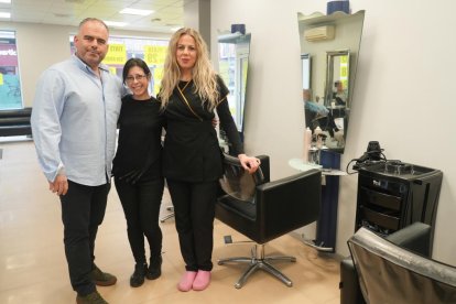Toni Ibáñez, Vanesa Arranz y Pili de Llano, equipo de la peluquería De Nicolás Peluqueros, en el número 14 de la calle Nicolás Salmerón