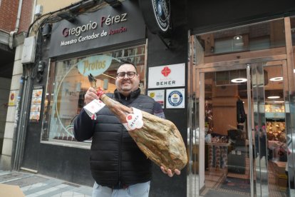 Gregorio Pérez, dueño de la jamonería y tienda gourmet/delicatesen La Despensa de Caño Argales, en el número 14 de la calle Nicolás Salmerón