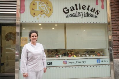 Ángela Ruiz, dueña del obrador de galletas IKER´S Galletas Decoradas y Artesanas, en el número 31 de la calle Nicolás Salmerón