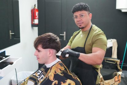 Óscar Ruiz, dueño del barber shop H&O Barber Shop, en el número 15 de la calle Nicolás Salmerón