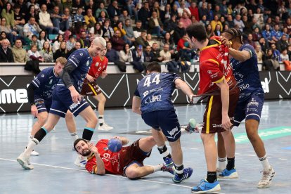 Un momento del partido en Cangas entre el Frigoríficos del Morrazo y el Recoletas Atlético Valladolid.