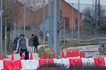 Vehículos discurren por un único carril disponible en la VA-20, entre las carreteras de Soria y Segovia.