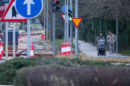 Vehículos discurren por un único carril disponible en la VA-20, entre las carreteras de Soria y Segovia.
