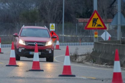 Vehículos discurren por un único carril disponible en la VA-20, entre las carreteras de Soria y Segovia.