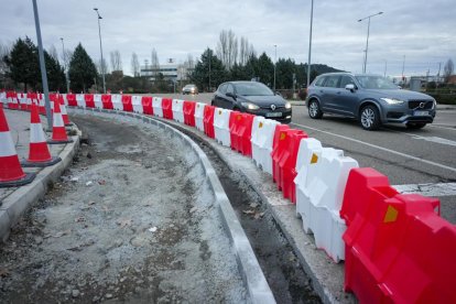 Vehículos discurren por un único carril disponible en la VA-20, entre las carreteras de Soria y Segovia.