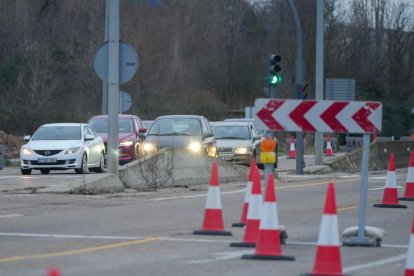 Vehículos discurren por un único carril disponible en la VA-20, entre las carreteras de Soria y Segovia.
