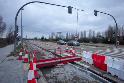 Vehículos discurren por un único carril disponible en la VA-20, entre las carreteras de Soria y Segovia.