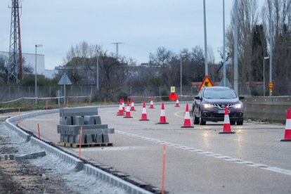 Vehículos discurren por un único carril disponible en la VA-20, entre las carreteras de Soria y Segovia.