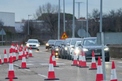 Vehículos discurren por un único carril disponible en la VA-20, entre las carreteras de Soria y Segovia.